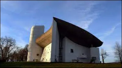 Dans quelle région peut-on on admirer la chapelle Notre-Dame du Haut, uvre architecturale de Le Corbusier ?