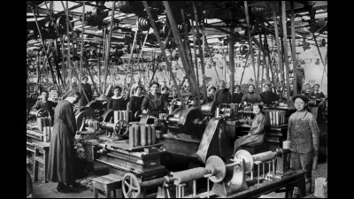 À la demande de qui les usines Peugeot ont-elles été réorganisées pendant la guerre ?