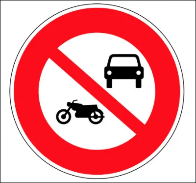 Est-ce que ce panneau indique un accès interdit aux véhicules à moteur sauf aux cyclomoteurs ?