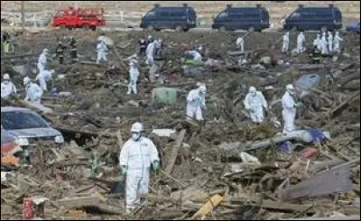 Un terrible tsunami frappe le Japon, suivi par la catastrophe de Fukushima / Intervention militaire occidentale en Libye et chute du régime de Kadhafi : c'était en ...