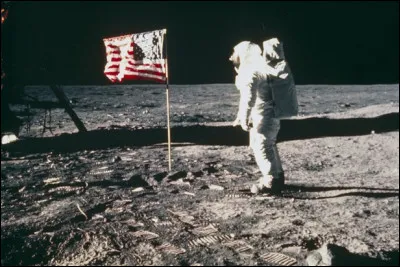 Johnny Hallyday chante "Que je t'aime" / Neil Armstrong et Buzz Aldrin marchent sur la lune : c'était en ...