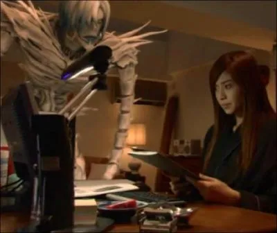 Comment cette jeune femme se sert-elle du Death Note ?
