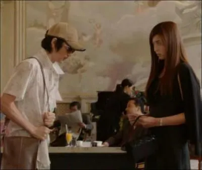 Quel inspecteur est charg de la contacter, se faisant passer pour un journaliste qui veut la faire chanter ?