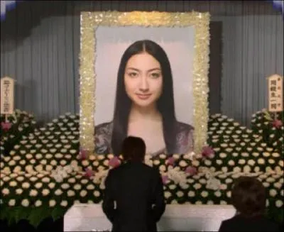 A l'enterrement de qui Light va-t-il au dbut du film ?