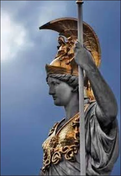 Athéna, déesse de la stratégie guerrière est la fille de :