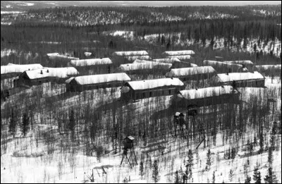 Staline utilise la terreur pour se maintenir au pouvoir. Ses opposants sont déportés dans des goulags. De quoi s'agit-il ?