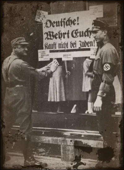 À quelle date les lois de Nuremberg qui excluent les Juifs de la société sont mises en place ?