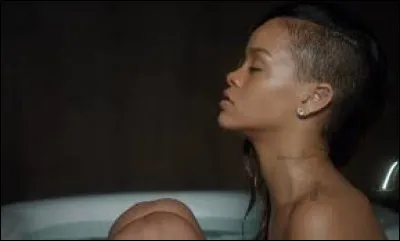 Dans le clip de quelle chanson voit-on Rihanna dans son bain ?