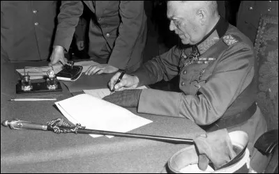 Après les bombardements atomiques à Hiroshima et Nagasaki, le Japon capitule. La fin de la Seconde Guerre mondiale est officialisée le...