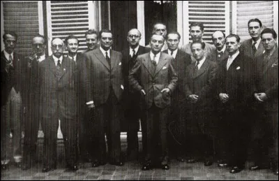 Ensuite, en 1942, Jean-Moulin est chargé d'unifier des mouvements de résistance. Le Conseil national de la Résistance réunit ces mouvements le...