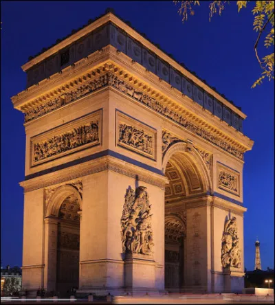 Napoléon a-t-il décidé de la construction de l'Arc de triomphe de Paris ouvert en 1836 ?