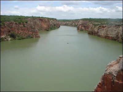En dehors de l'Amazone et de ses affluents le plus long fleuve du pays, d'une longueur d'environ 3 000 km est ...