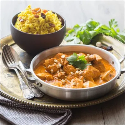 Le poulet tikka massala est un plat populaire en Occident. Pour quel pays est-il qualifié de plat national ?