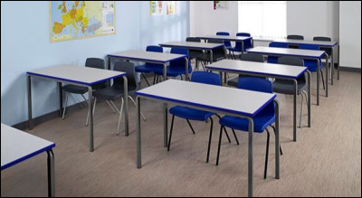 Lorsque vous entrez dans la salle, vous tombez directement sur les tables où les élèves étudient. Combien d'élèves peut accueillir la pièce ? Attention, suite au coronavirus, une chaise est condamnée sur chacune d'elles...