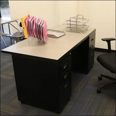 Ce bureau appartient...