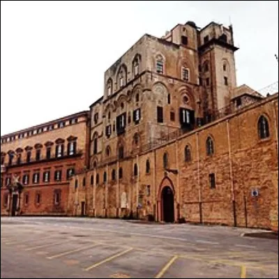 Quelle ville italienne, chef-lieu de la Sicile, abrite le palais des Normands ?