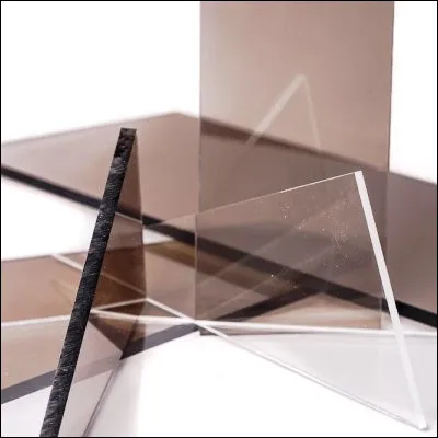 Sous quel nom est plus connu le polym&eacute;thacrylate de m&eacute;thyle, un polym&egrave;re transparent ?