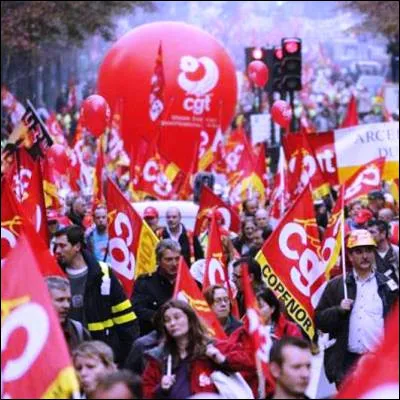 Quel homme politique fran&ccedil;ais a laiss&eacute; son nom &agrave; la loi l&eacute;galisant les syndicats en 1884 ?