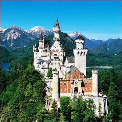 Quel souverain, destitu&eacute; pour cause de folie, est rest&eacute; c&eacute;l&egrave;bre pour les ch&acirc;teaux qu�il fit construire ?