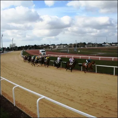 Quel hippodrome fran&ccedil;ais accueille le Prix d�Am&eacute;rique ?