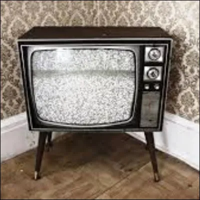 Quelle soci&eacute;t&eacute; de diffusion fond&eacute;e en 1922 est surnomm&eacute;e "Auntie" (Tantine) par les habitants de son pays ?