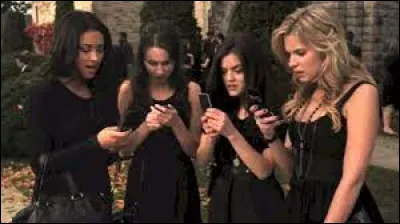 Quel était le tout premier message groupé que "A" a envoyé aux filles à la fin de l'épisode 1 de la saison 1 ?