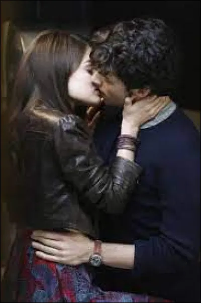 Comment Aria et Ezra se sont-ils rencontrés ?