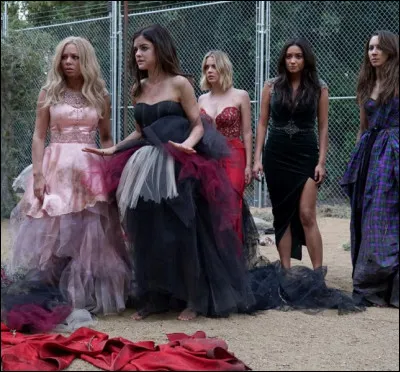 Lorsque les 4 filles sont enfermées dans la maison de "A", en qui Mona est-elle obligée de se déguiser ?