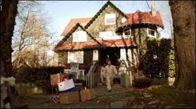 Qui a emménagé dans la maison des Dilaurentis un an après la disparition d'Alison ?