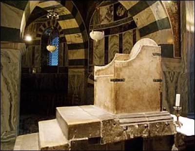 À partir de 800, Charlemagne vivait dans son palais à Aix-la-Chapelle. Comment sappelle cette ville en allemand ?