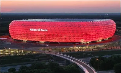 In welcher Stadt kann man dieses Stadion sehen ?
Dans quelle ville se trouve ce stade ?