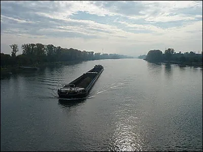 Wie heißt der Fluss, der in der Schweiz seine Quelle hat und die Grenze zwischen Frankreich und Deutschland markiert ?

Comment sappelle le fleuve qui prend sa source en Suisse et marque la frontière entre la France et lAllemagne ?