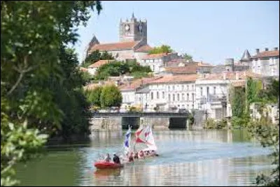 Mon ami Pascal habite à Saint-Savinien : dans quel département dois-je me rendre ?