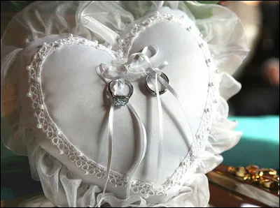 On termine avec la chanson "Vive la mariée" ! Qui la chantait ?