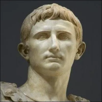Fils adoptif posthume de son grand-oncle Jules César, il se voit attribuer tous les pouvoirs et devient le seul maître de Rome. il reçoit les titres d'Imperator, de Princeps Senatus puis, en -27, d'Augustus. C'est ...