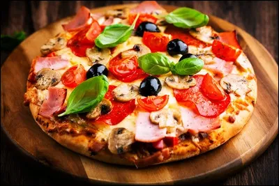 Laquelle de ces villes d'Italie est généralement considérée comme le berceau de la pizza, célèbre préparation culinaire consommée dans le monde entier ?