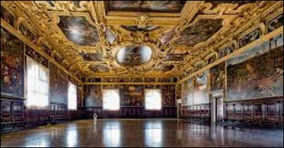 Dans quelle ville italienne trouve-t-on le palais des Doges ?