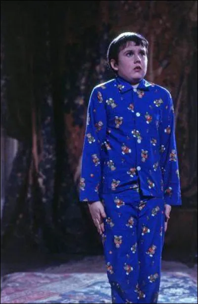 Qui utilise la formule Petrificus Totalus pour immobiliser Neville et quitter la tour de Gryffondor ?