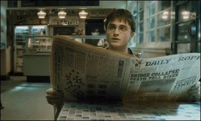 Quel titre fait la une de La Gazette du Sorcier que Harry lit dans la Grande Salle ?