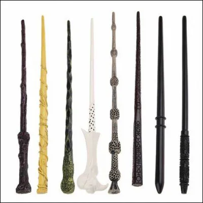 Chez Ollivander, combien de baguettes Harry essaie-t-il avant de trouver la sienne ?