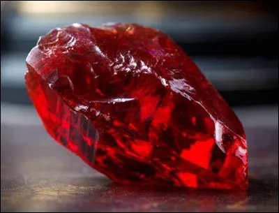 Dans leur quête de la Pierre philosophale, Harry, Ron et Hermione doivent attraper un objet volant. De quel objet s'agit-il ?