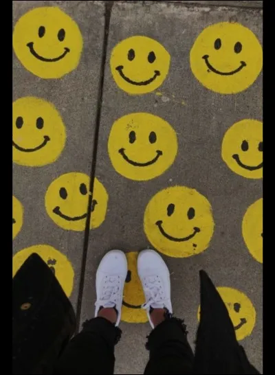 Le mot anglais "Happy" signifie "joyeux" et "heureux".