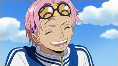 Qui est le personnage que Luffy rencontre au début de l'histoire, et qui ensuite travaille dans la Marine ?