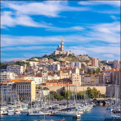 Les habitants sont souvent attirés dans des aires urbaines ensoleillées et où la mer est proche. Comment appelle-t-on cet événement ?