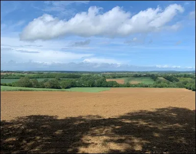 En France, combien de communes sont situées dans des espaces hyper-ruraux, c'est-à-dire dans des espaces dont la densité de population est égale ou inférieure à 10 habitants par km2 ?