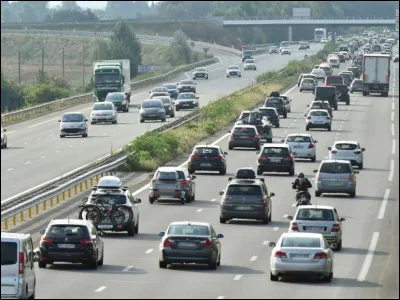 En France, un jeune conducteur ne doit pas dépasser la vitesse de 110 km/h sur l'autoroute.