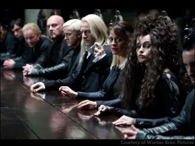 Tu es à la table des Mangemorts et quelqu'un se fait tuer...