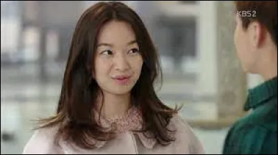 Quelle est la particularité physique de Kang Joo-eun au niveau de son visage ?