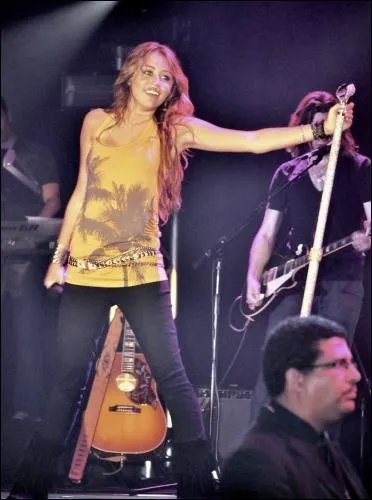 Comment s'appelle la chanson du gnrique de 'Hannah Montana'