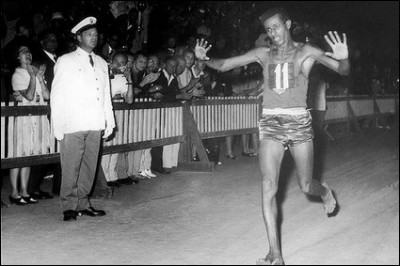 Quel est cet athlète éthiopien qui gagne, à la surprise générale et pieds nus, le Marathon des JO de Rome en 1960 ?